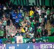 Imágenes de la trifulca en la tribuna oriental antes del inicio del clásico entre DIM y Nacional. FOTO Esneyder Gutiérrez