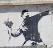 Las obras de Bansky han aparecido en diferentes lugares del mundo y se han cotizado muy bien en la bolsa. Foto: Getty.