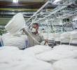 Según la Cámara Colombiana de la Confección, Colombia solo produce el 5% de los hilos que demanda la industria, por lo que el 95% restante debe importarse. Foto: Camilo Suárez