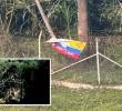 Adelante, una bandera de las Disidencias dejada en el lugar de los hechos. Atrás, la torre derribada. FOTO: cortesía Denuncias Antioquia