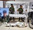 Adelante alias Cinco. Atrás, el cuerpo abatido junto a las armas y motocicletas incautadas. FOTO: imagen tomada de redes