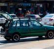Un vehículo de un cliente de La Mayorista no solo ubicado sobre la línea peatonal sino que además a lo ancho, causando congestión en la central de abastos. FOTO: Julio Herrera