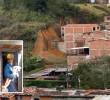 Adelante, uno de los bomberos de Rionegro rescatando a un menor de edad. Atrás, la magnitud del deslizamiento. FOTO: Cortesía.