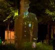 El holograma se proyecta a tamaño real en un parque de Seúl. FOTO: Captura de video