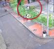 Un padre agredió a su hijo en un colegio de la localidad de Engativá, en Bogotá. FOTO: Captura de video