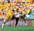 Juan Camilo Hernández estuvo bien referenciado por los defensores peruanos en el duelo frente a los incas. FOTO GETTY