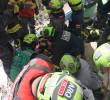 El equipo Usar Col-1, que tiene entre sus integrantes a ocho integrantes del Cuerpo de Bomberos de Envigado, rescataron a Moises, un niño de 11 años, en La Guaira. FOTO: CORTESÍA