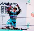 El piloto colombiano David Alonso celebra su podio en Sepang, ahora está en la octava casilla de la clasificación de pilotos de Moto2. FOTO TOMADA X@AsparTeam