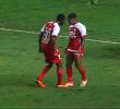 Los futbolistas Yilmar Velásquez y Santiago Mosquera protagonizaron la pelea en el estadio del Deportivo Cali. FOTO: CAPTURA DE PANTALLA