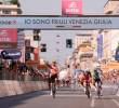 El ciclista noruego Fredik Lavik celebra en MIlán, Italia, su victoria en la etapa 15 del Giro de Italia 2026. Foto: tomada del x de @GiroDitalia