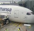 Un avión Boeing de Lufthansa cayó sobre su morro en Alemania. FOTO: Tomada de redes sociales