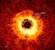 Los exoplanetas son objetivos clave en la astronomía observacional, ya que ayudan a comprender mejor cómo se forman los sistemas planetarios. Foto cortesía/Imagen del disco de TWA 7 captada con el VLT del ESO, con datos del JWST superpuestos. Se aprecia la zona vacía alrededor del exoplaneta TWA 7b en el anillo R2 / © A.-M. Lagrange el al.