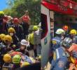 Durante horas estuvo personal de rescate tratando de sacar a la joven de los escombros. FOTO: Bomberos de Bogotá