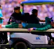 Este es el momento en el que el arquero Kevin Mier es sacado en camilla del campo con grandes muestras de dolor. FOTO GETTY