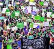 La propuesta, aprobada en primer debate el pasado 23 de mayo en la Comisión Segunda Permanente de Gobierno, plantea la creación de un plan de acompañamiento para mujeres durante el embarazo, la lactancia y el posparto, con énfasis en apoyo psicosocial y salud mental. Foto: AFP