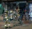 La conflagración, originada mientras se le realizaban reparaciones mecánicas a una motocicleta, movilizó a cinco unidades de bomberos y requirió la intervención de personal técnico para evaluar los daños. FOTO: Alcaldía de Bello