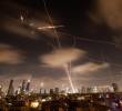 Imagen que muestra la entrada y salida de misiles en Tel Aviv, Israel, tras recibir los ataques de respuesta por parte de Irán, durante una noche en los últimos cinco días de guerra. FOTO: AFP