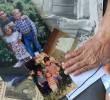 María Resfa guarda como tesoros las fotos de todos sus hijos, incluyendo la única que le queda de Dafne cuando era bebé y el recorte del artículo de EL COLOMBIANO de 1982 en el que denunciaron el robo. Foto: Camilo Suárez