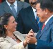 María Consuelo Araújo, entonces canciller, bailando vallenato con Hugo Chávez en una visita a Venezuela, en 2006. Foto: Cortesía.