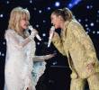 Dolly Parton y Miley Cyrus compartieron momentos como madrina-ahijada en el escenario y detrás de él, estableciendo un vínculo especial. Foto: Getty Images