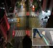 Adelante, así lucen los nuevos semáforos peatonales de piso en la ciudad. Atrás, panorámica donde resaltan estos elementos en rojo. FOTO: Cortesía