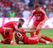Los jugadores del Bayern Múnich auxilian a su compañero Jamal Musiala quien cayó en el césped durante un partido amistoso, este martes. FOTO GETTY