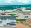 La extracción intensiva de oro ha dejado graves daños en el lecho del río. El lecho está lleno de dragas, en su mayoría de mineros informales. Foto: cortesía