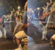 Turista dañó una de las esculturas ubicadas en la Plaza de la Trinidad en Cartagena. Foto: captura de video @guiaxcolombia