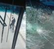 El joven se molestó porque no logró adelantar al bus del MÍO. Foto: captura de video