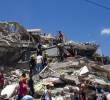 El Gobierno busca articular recursos públicos y privados para atender a las más de 44.000 familias damnificadas por el terremoto. Obras por Impuestos es una de las alternativas planteadas para financiar proyectos de reconstrucción. FOTO: AFP.