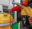 El texto de la reforma tributaria plantea distintas tasas de impuestos a través del tiempo para los combustibles. FOTO Manuel Saldarriaga