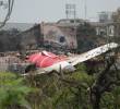 Personas permanecen junto a los restos del accidente aéreo de Air India, en Ahmedabad del estado de Gujarat, en el oeste de India, el 13 de junio de 2025. El Gobierno indio ha iniciado una investigación formal sobre el trágico accidente aéreo de Air India ocurrido el jueves, confirmó el viernes el ministro de Aviación Civil del país, Ram Mohan Naidu, en una publicación en las redes sociales. Imagen tomada de agencia Xinhua