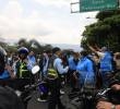 Motociclistas e indígenas se enfrentaron en la glorieta de La Alpujarra ante los bloqueos que pretendían hacer los manifestantes. FOTO: <b>CAMILO SUÁREZ</b>