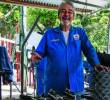 Mauricio tenía 24 años cuando creó su primera máquina para hacer mallas. Ahora, jubilado, trabaja para entretenerse. FOTO JULIO CÉSAR HERRERA