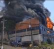 Bomberos atienden incendio de gran magnitud en una empresa de espumas de La Estrella, Antioquia