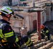 Una brigada de bomberos del Vaticano subió al hastial del tejado de la Capilla Sixtina para instalar la chimenea sin que la mayoría de turistas y fieles en San Pedro lo notara. FOTO: Tomada de X @VaticanNews