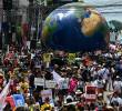 Miles de manifestantes salieron a las calles exigiendo un acuerdo que proteja a la selva del Amazonas además de promover la terminación del uso de hidrocarburos. Foto: AFP