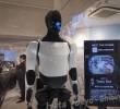 Elon Musk aseguró que la inteligencia artificial y la robótica, con proyectos como Optimus y la conducción autónoma, podrían acabar con la pobreza y transformar la economía global. FOTO: AFP.