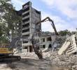 Excavadora desmantelando un edificio destruido en Ucrania por un ataque ruso. FOTO: AFP