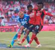 Leyser Chaverra (centro) es ayudado por sus compañeros para salir de la cancha. Sucedió en el clásico ante Nacional. FOTO MANUEL SALDARRIAGA