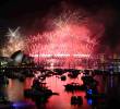 Fuegos artificiales iluminan el puerto de Sídney durante la celebración de Año Nuevo. FOTO: AFP.