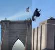 El hombre de 44 años izó varias banderas antes de lanzarse del puente de Brooklyn, en Nueva York. Foto: Capturas videos @m_alejandr07 y @noticias_msm