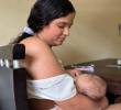 Imagen de la madre amamantando a su bebé en su hogar. FOTO: Cortesía