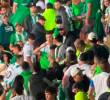 Aficionados del cuadro verde tuvieron algunos encontrones en las tribunas después del final del partido. Foto: captura de pantalla