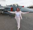 Adelante, la piloto de combate Anna Dellham. Atrás, el “caza” Gripen E de la Fuerza Aérea Brasilera. De estos aviones compraría Colombia a Suecia. FOTO Manuel Saldarriaga