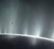 Encélado, la luna de Saturno, expulsa enormes columnas de vapor de agua y partículas de hielo a través de grietas en su polo sur. FOTO NASA