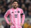 Incluso teniendo el mundo a sus pies, Leo Messi reconoce que le falta una herramienta clave. En una charla íntima, el 10 explica por qué el inglés y la educación son sus nuevos objetivos fuera de la cancha. FOTO: AFP