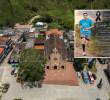 Adelante, el joven fallecido en Alejandría. Atrás, panorámica del pueblo donde ocurrió el suceso. Foto: Andrés Camilo Suárez Echeverry e imagen tomada de redes.