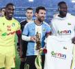 Lionel Messi con la Amazonia de Dahomey en la mano derecha. FOTO: <b>Captura de vídeo</b>