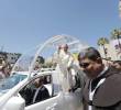 El papa Francisco saluda a la multitud desde su papamóvil a su llegada a la Plaza del Pesebre antes de oficiar una misa al aire libre frente a la Basílica de la Natividad en Belén, Cisjordania, el 25 de mayo de 2014. Foto: Getty Images.